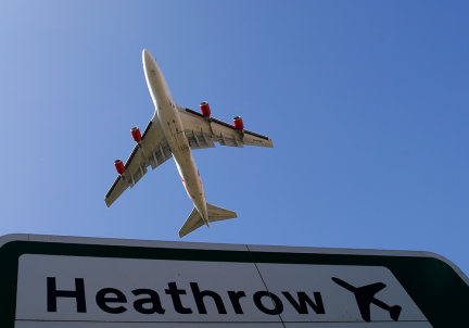 Heathrow Airport con aereo in volo