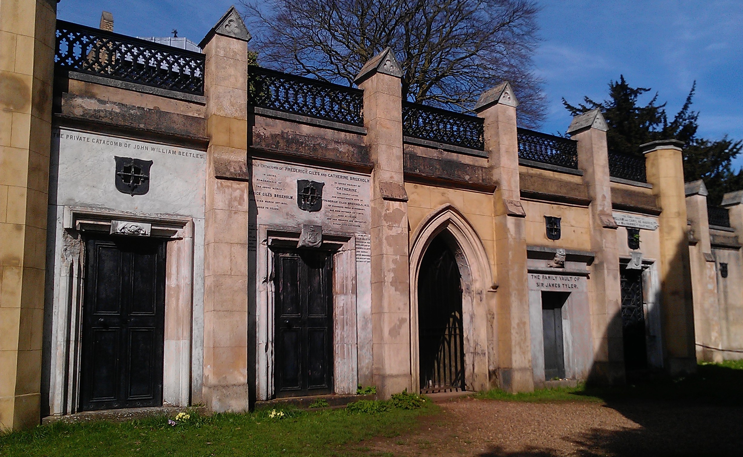Exterior_of_Crypt_at_Highgate_West_End